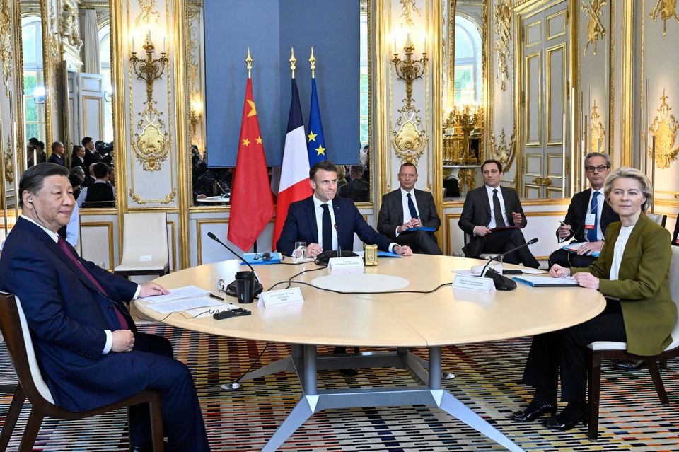 Chinas Präsident Xi, Frankreichs Staatschef Macron und EU-Kommissionschefin von der Leyen sitzen an einem runden Tisch