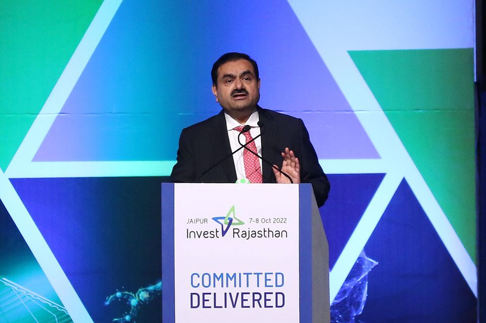 Tech-Milliardäre aus den USA dominieren die Liste der Superreichen, die in den vergangenen zwölf Monaten am meisten neuen Reichtum angehäuft haben. Es gibt zwei Ausnahmen. „Forbes“ bescheinigte Gautam Adani, Gründer und Vorsitzender der Adani Group, einen Sprung von 36,8 Mrd. Dollar. Der Chef des größten Hafenbetreibers Indiens, der auch Flughäfen und andere Logistikunternehmen bedient, war 2023 nach Vorwürfen des Finanzbetrugs und der Börsenmanipulation von 90 auf 47 Milliarden herabgestuft worden. Dank für den Tycoon günstigen Gerichtsentscheidungen gelang ihm laut „Forbes“ der Wiederaufstieg. 