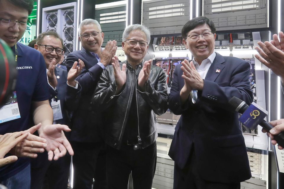 Der CEO von Nvidia, Jensen Huang (M.) mit Foxconn Chairman Young Liu (r.) auf einer Messe in Taipeh