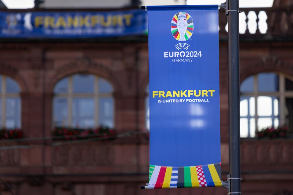 Ein Banner für die Fußball-Europameisterschaft hängt in Frankfurt