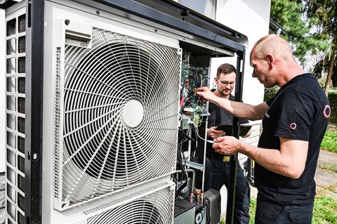 Techniker warten eine Wärmepumpe
