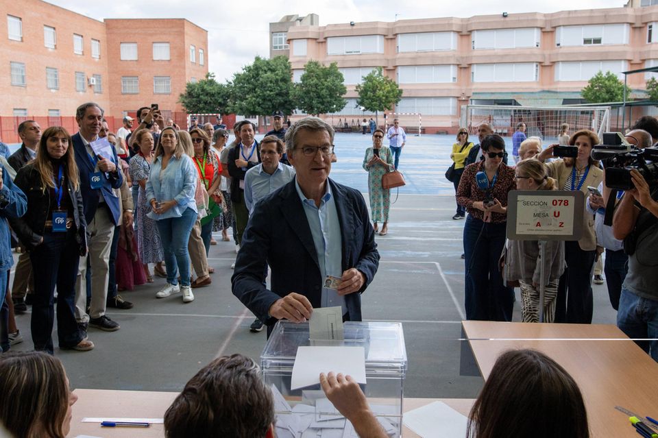Alberto Núñez Feijóo steckt seinen Wahlzettel in die Wahlurne