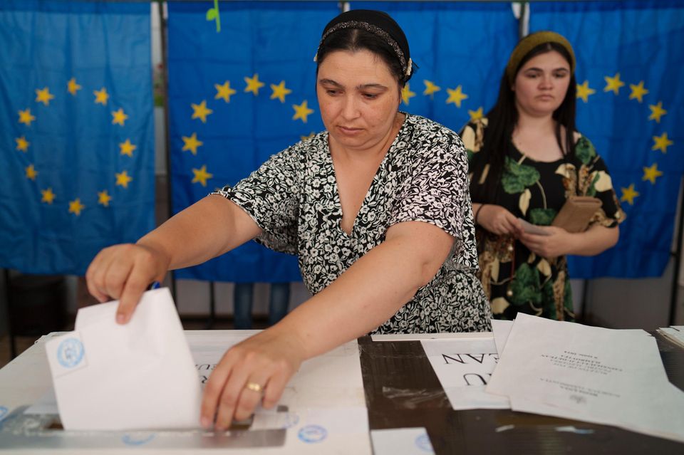 Rumänische Wählerinnen stecken Stimmzettel in die Wahlurne