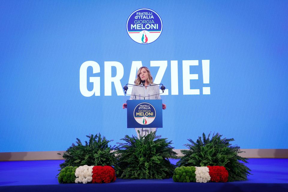 Italiens Regierungschefin Georgia Meloni spricht am Wahlabend