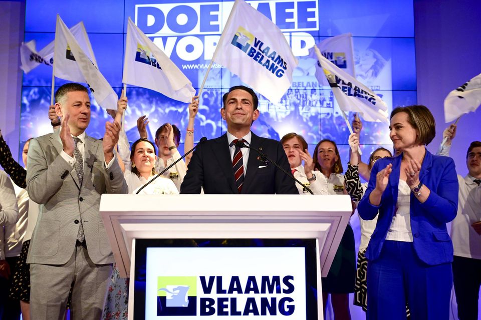Vlaams-Belang-Chef Tom Van Grieken lässt sich am Wahlabend feiern
