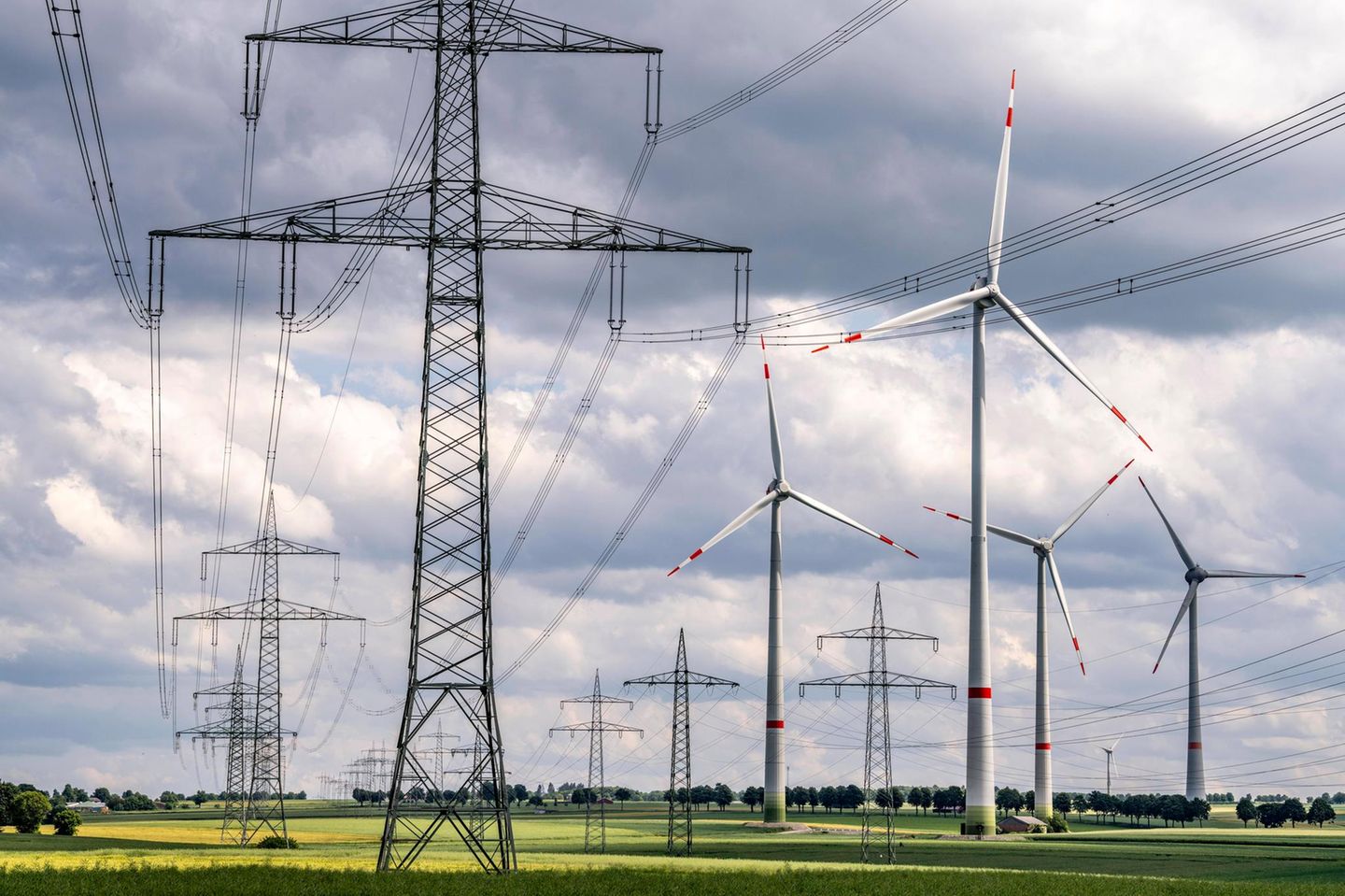 Windpark nordöstlich von Marsberg mit Hochspannungstrasse