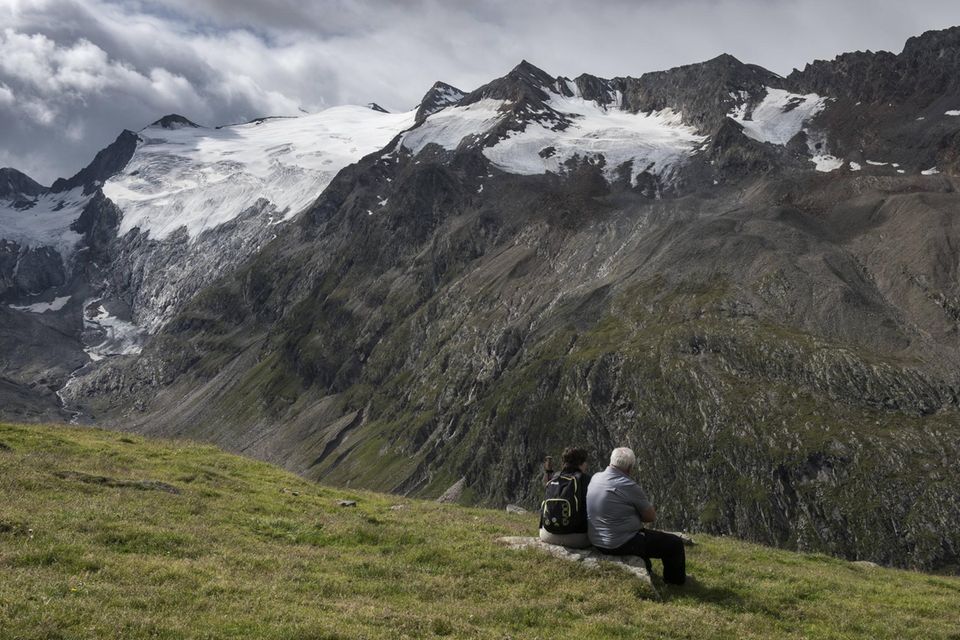 Wanderer machen auf der Hohe-Mut-Alm Rast