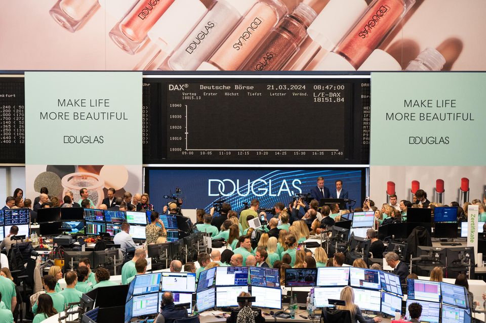 Der Handelssaal der Börse ist mit dem Slogan „Make life more beautiful“ zum Börsengang von Douglas dekoriert.