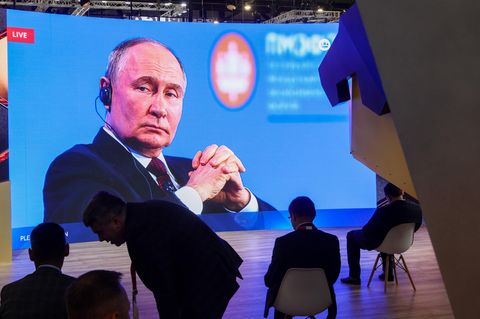 Übertragung der Plenarsitzung des Wirtschaftsforums in St. Petersburg mit dem russischen Präsidenten Wladimir Putin am