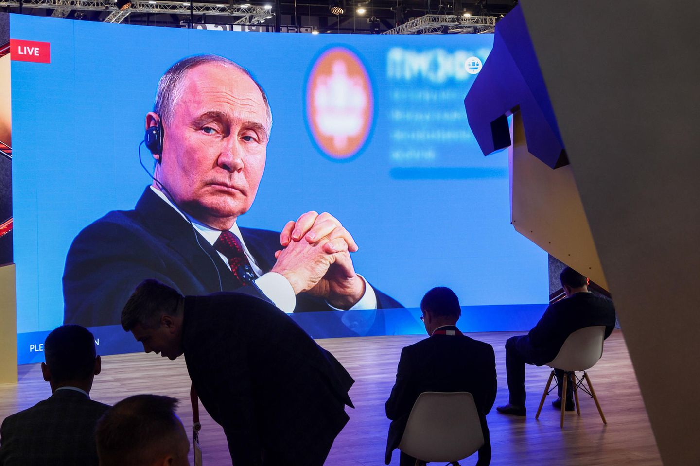 Übertragung der Plenarsitzung des Wirtschaftsforums in St. Petersburg mit dem russischen Präsidenten Wladimir Putin am