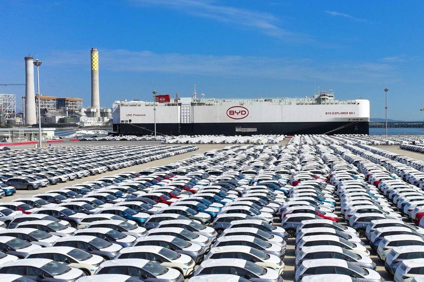 Tausende BYD-Autos stehen im Hafen von Shenzhen zur Verladung bereit