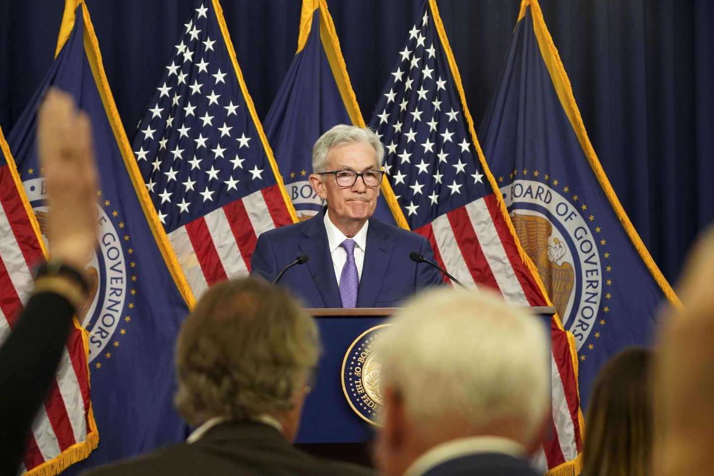 Fed-Chef Jerome Powell erklärt bei der Pressekonferenz den Zinsentscheid