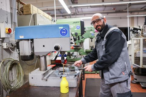 Geflüchteter arbeitet an einer Maschine