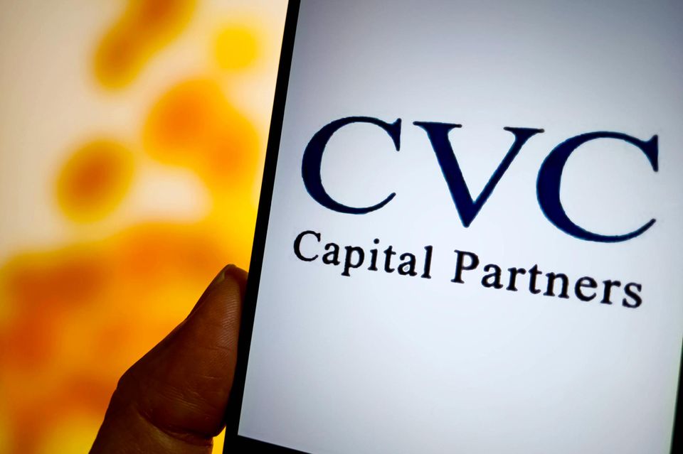 Erfahrene Investoren beherrschen das Geschäft mit riskanten Anlagen. Entsprechend schwer ist es laut PEI, die Top 10 durchzuschütteln. Genau das sei 2024 aber CVC Capital Partners aus Luxemburg gelungen. Die Beteiligungsgesellschaft schaffte dank verwalteten Vermögenswerten in Höhe von 77,6 Mrd. Dollar der Sprung nach oben um elf Plätze auf den vierten Rang. CVC ist aber mitnichten ein neuer Player. Die Firma wurde 1981 als europäischer Arm des Private-Equity-Bereichs der US-Bank Citigroup gegründet und wurde 1993 durch einen Management-Buy-Out eigenständig. 