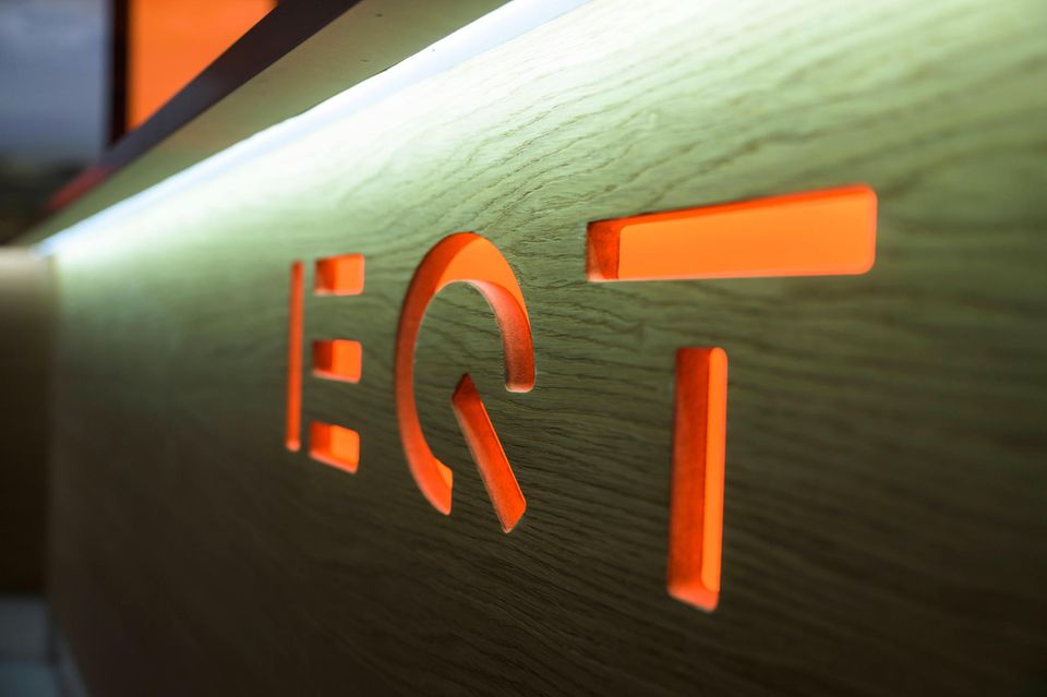 Auch die laut PEI drittgrößte Private-Equity-Firma der Welt hat ihren Hauptsitz in Europa. EQT aus Stockholm lag mit großem Vorsprung vor dem Nächstplatzierten bei 99,1 Mrd. Dollar und verpasste damit nur knapp den Aufstieg in den dreistelligen Bereich. Hinter EQT steht die einflussreiche schwedische Bankerdynastie Wallenberg und ihre Investmentfirma Investor AB. 2014 hatte EQT im PEI-Ranking auf Platz 26 gelegen. 