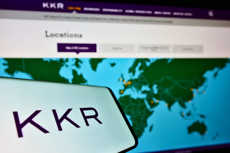 Auch zwei Jahre vor dem 50. Firmenjubiläum musste sich Kohlberg Kravis Roberts (KKR) erneut im Ranking „PEI 300“ dem größten Konkurrenten beugen. Die im Untersuchungszeitraum verwalteten Vermögenswerte in Höhe von 103,2 Mrd. Dollar reichten laut dem Magazin nur noch für Platz zwei. Den hatte die New Yorker Firma auch schon zehn Jahre zuvor eingenommen. 2022 war KKR erstmals der Sprung auf den ersten Platz gelungen. Der ging nun wieder an den größten Konkurrenten von der Wall Street. 