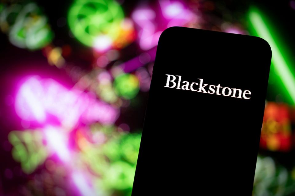 Blackstone Inc. ist die bekannteste und berüchtigste Private-Equity-Firma der Welt – und erneut die größte, wie PEI 2024 feststellte. Blackstone übertrumpfte das Ergebnis des Zweitplatzierten KKR demnach um mehr als 20 Mrd. Dollar und kam auf knapp 124,0 Mrd. Dollar. Das sicherte zum zweiten Mal in Folge den Spitzenplatz im Ranking der größten Private-Equity-Firmen. Blackstone lief damit zu alter Form auf. Die 2019 begonnene Siegesserie wurde nur einmal von KKR unterbrochen. Blackstone wurde 1985 vom heutigen Chairman und CEO Stephen Schwarzman sowie dem ehemaligen US-Handelsminister Peter Peterson gegründet. Beide hatten zuvor bei Lehmann Brothers gearbeitet. 