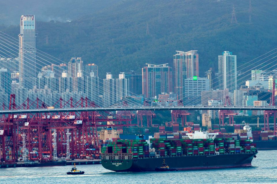 Frachtschiff vor dem Containerhafen von Hongkong