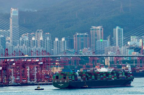 Frachtschiff vor dem Containerhafen von Hongkong