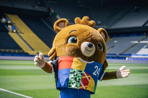 Das offizielle EM-Maskottchen „Albärt“ im Dortmunder Westfalenstadion