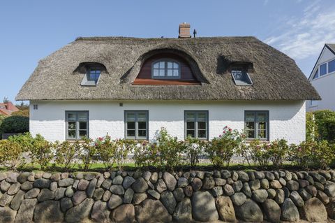 Das luxuriöse Design-Landhaus ist mit dem für Sylt und die Region typischen Reet eingedeckt