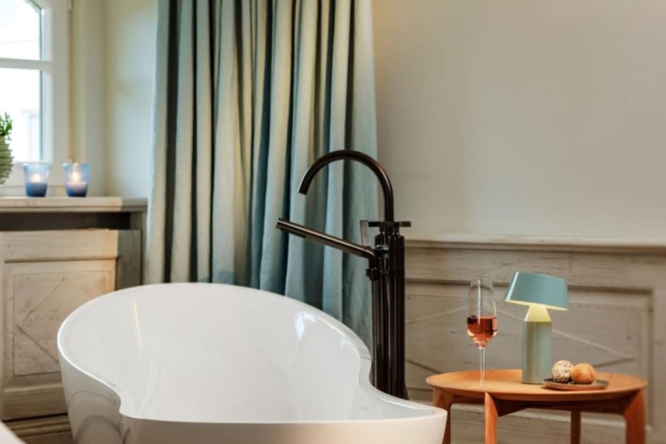 Die freistehende, ergonomisch geschwungene Badewanne ist ein echter Hingucker – und perfekt ins Interieur integriert