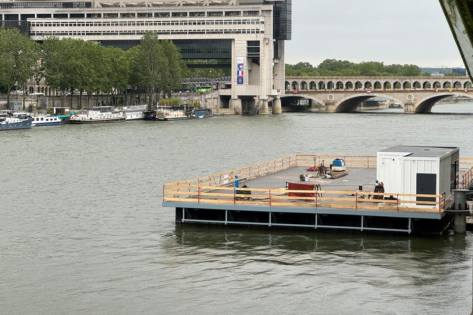 Die Plattform auf der Seine befindet sich inzwischen an ihrer endgültigen Position, die Bauarbeiten dauern noch an
