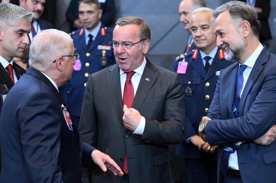 Verteidigungsminister Boris Pistorius (M., SPD) mit seinem türkischen Amtskollegen Yasar Guler (l.)