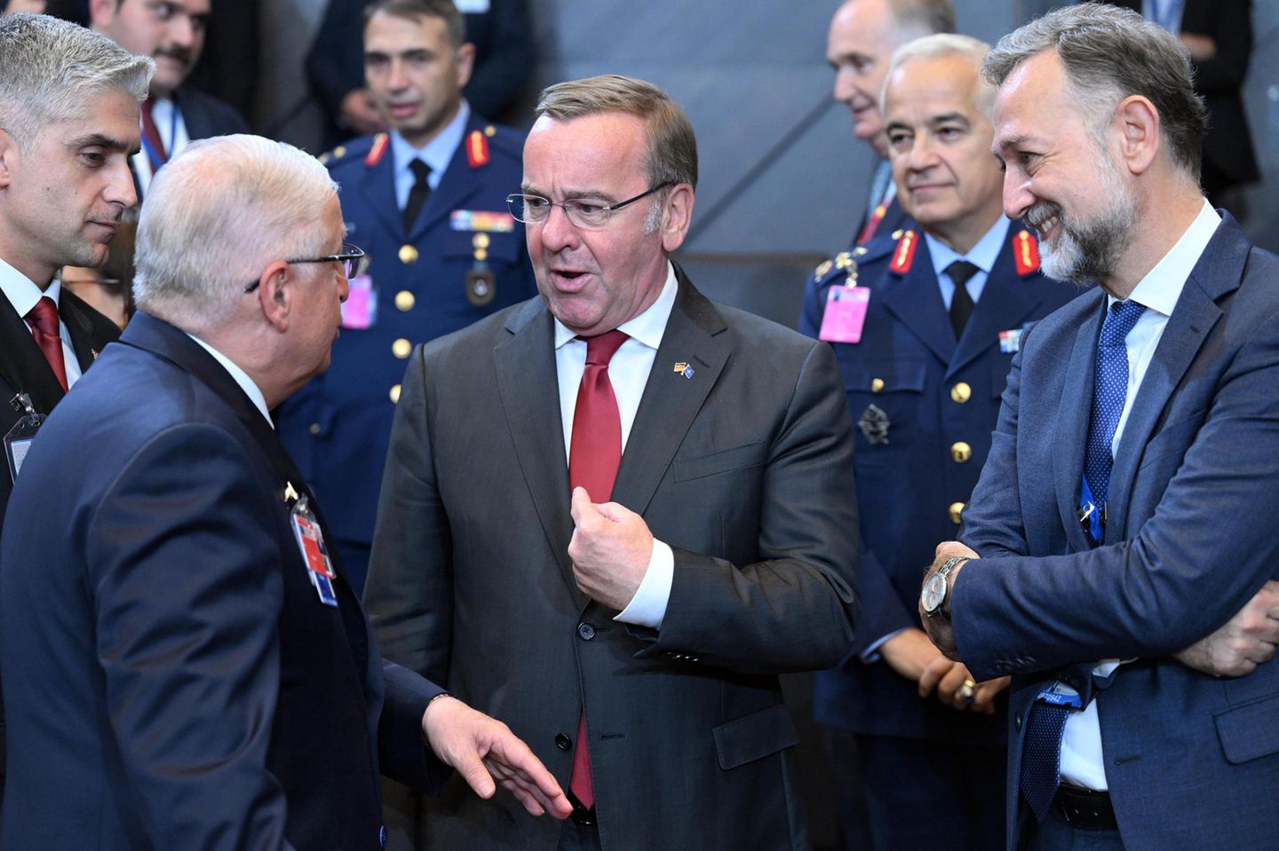 Verteidigungsminister Boris Pistorius (M., SPD) mit seinem türkischen Amtskollegen Yasar Guler (l.)