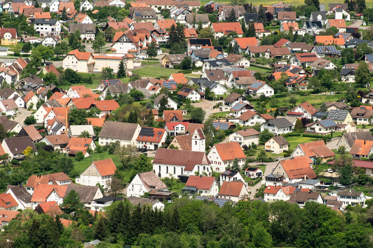 Wohnhäuser stehen in einem Dorf bei Schömberg