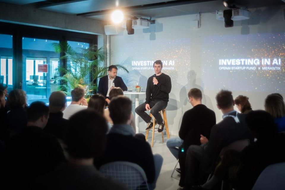 Ian Hathaway (Mitte), Partner des OpenAI Startup Funds, bei einem Auftritt auf dem Merantix AI Campus in Berlin Anfang Juni