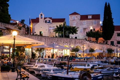 Der Hafen mit Booten, Cafés und Restaurants in Bol auf der Insel Brac am Abend