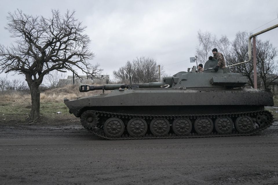 Die Ukraine könnte Deutschland im nächsten Militärausgaben-Ranking von Sipri überrunden. Das von Russland angegriffene Land lag 2023 mit 64,8 Mrd. Dollar nur noch 2 Mrd. Dollar hinter der Bundesrepublik. Durch die verglichen mit 2022 um 51 Prozent höheren Militärausgaben stieg die Ukraine vom elften auf den achten Platz des Rankings. Gegenüber 2014 – dem Jahr der völkerrechtswidrigen Annexion der Krim – sind die Rüstungsausgaben der Ukraine laut dem Bericht um 1272 Prozent gestiegen. Zur Einordnung: Nur zwei Länder der Top 40 stießen überhaupt in den dreistelligen Prozentbereich vor (Dänemark plus 108 Prozent, Polen plus 181 Prozent). Allein war die Ukraine auch beim Ausmaß des Anteils der Rüstungsausgaben am BIP (37 Prozent). Kein anderes Land in den Top 40 erreichte hier einen zweistelligen Wert. 