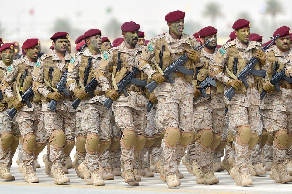 Europa spielt in den Top 5 der Nationen mit den größten Militärausgaben nicht mit. Eröffnet wurde die Spitzengruppe im aktuellen Sipri-Ranking wie im Vorjahr von Saudi-Arabien. Die Forscher konnten die Ausgaben des absolutistischen, islamischen Staats nur schätzen. Sie gingen von einem Plus um 4,3 Prozent auf 75,8 Mrd. Dollar aus (7,2 Prozent des BIP). Verglichen mit 2014 entsprach das den Angaben zufolge einem Rückgang um 18 Prozent. 
