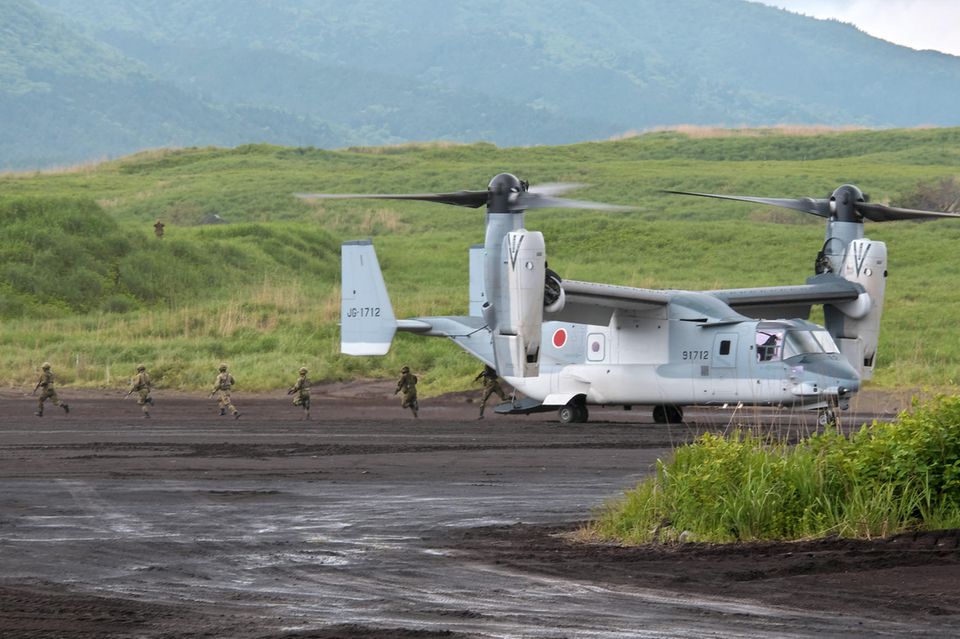 Die globalen Militärausgaben sind laut dem Stockholmer Friedensforschungsinistituts Sipri so stark gestiegen wie seit 2009 nicht mehr. Sie erhöhten sich demnach 2023 um 6,8 Prozent auf 2443 Mrd. US-Dollar. Japan verzeichnete mit elf Prozent den drittgrößten Anstieg in den Top 10. Dass Japan dennoch einen Platz auf den zehnten Rang abstieg, war eine direkte Folge des russischen Angriffskriegs in der Ukraine. Die japanischen Rüstungsausgaben beliefen laut Sipri 2023 auf umgerechnet rund 50,2 Mrd. Dollar. Der Anteil von 1,2 Prozent am Bruttoinlandsprodukt (BIP) war der niedrigste in den Top 10. Japan verdrängte Südkorea auf den elften Platz.
