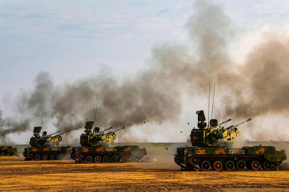 China investierte 2023 deutlich mehr in Rüstung als Indien. Beim jährlichen Zuwachs rangierte das kommunistische Land allerdings mit 6,0 Prozent in den Top 10 lediglich auf Platz sieben. Die Stockholmer Forscher konnten auch hier nur schätzen und gingen von 296 Mrd. Dollar an Rüstungsausgaben aus. Das wären zwölf Prozent der weltweiten Militärbudgets gewesen – weniger als ein Drittel der Bilanz des Spitzenreiters. 
