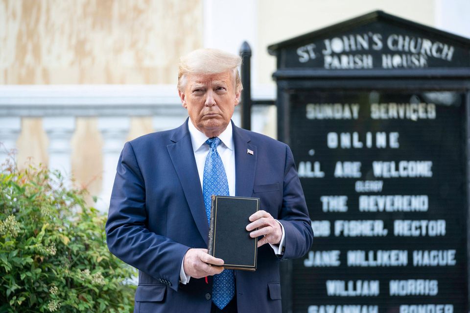 Noch als Präsident posierte Donald Trump im Jahr 2020 vor der St. Johns Episcopal Church in Washington mit einer Bibel in der Hand. Trump inszeniert sich gerne als Vertreter der christlichen Rechten.   