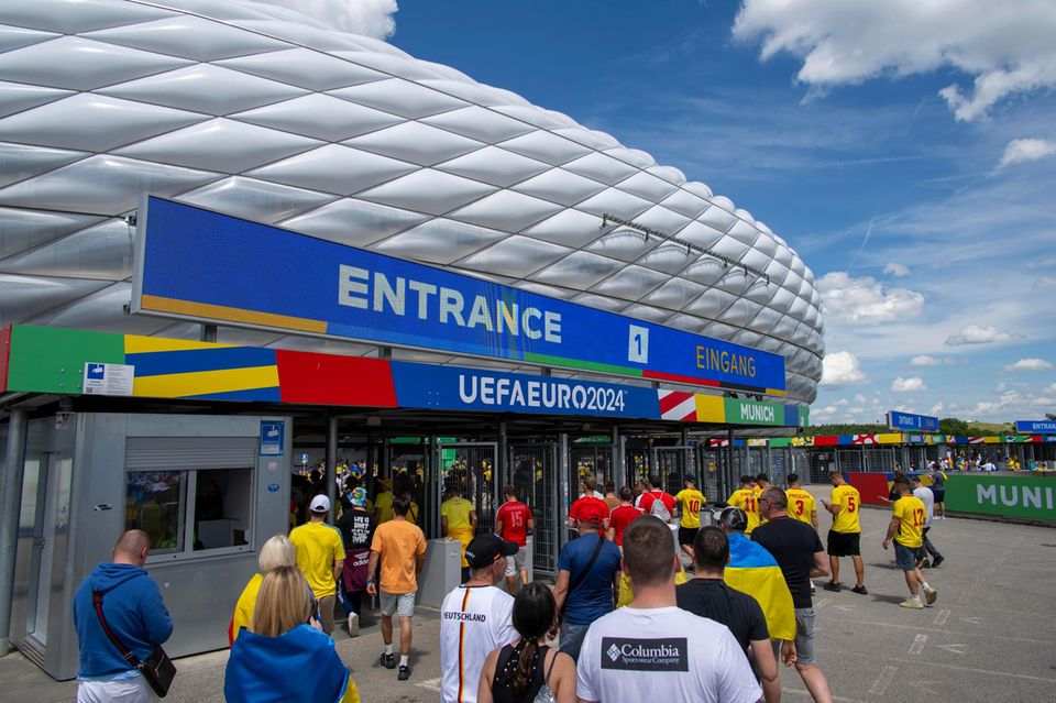 Fans auf dem Weg ins Stadion