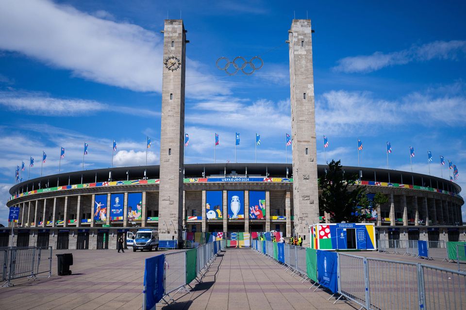 Für die Durchführung der Euro 2024 hat der Berliner Senat insgesamt 83,7 Mio. Euro bereitgestellt. Eine Pressesprecherin betont aber, dass von den Gesamtausgaben etwa 70 bis 75 Mio. Euro in Berlin bleiben – mehr als ein Drittel etwa als Investitionen in das Olympiastadion Berlin und den Olympiapark.