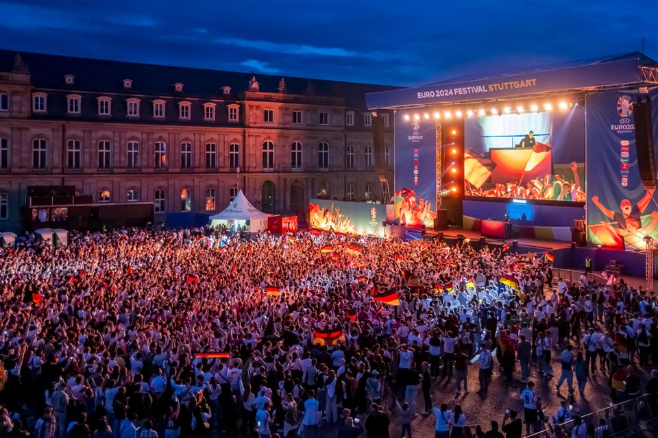 „Für ihre Rolle als Host City der UEFA EURO 2024 stellt die Landeshauptstadt für die Ausrichtung der Spiele in Stuttgart und verschiedensten begleitenden Events über sechs Wochen rund 38,4 MIo. Euro zur Verfügung“, schreibt ein Pressesprecher der Stadt. Aus der genauen Aufschlüsselung wird ersichtlich: Das Projektmanagement hat fast 8,5 Mio. Euro gekostet, die Fanzone schlägt mit fast 5,4 Mio. Euro zu Buche. Für die Sicherheit gibt Stuttgart mehr als 3,2 Mio. Euro aus. Die Sanierung des Stadions hat 139,5 Mio. Euro gekostet. „Davon trägt der VfB Stuttgart als Pächter und Hauptnutzer 61 Mio. Euro“, so der Pressesprecher. Er verweist aber auch auf die Einnahmen der Stadt durch die EM, die sich allerdings zum jetzigen Zeitpunkt „nicht seriös beziffern“ lassen.