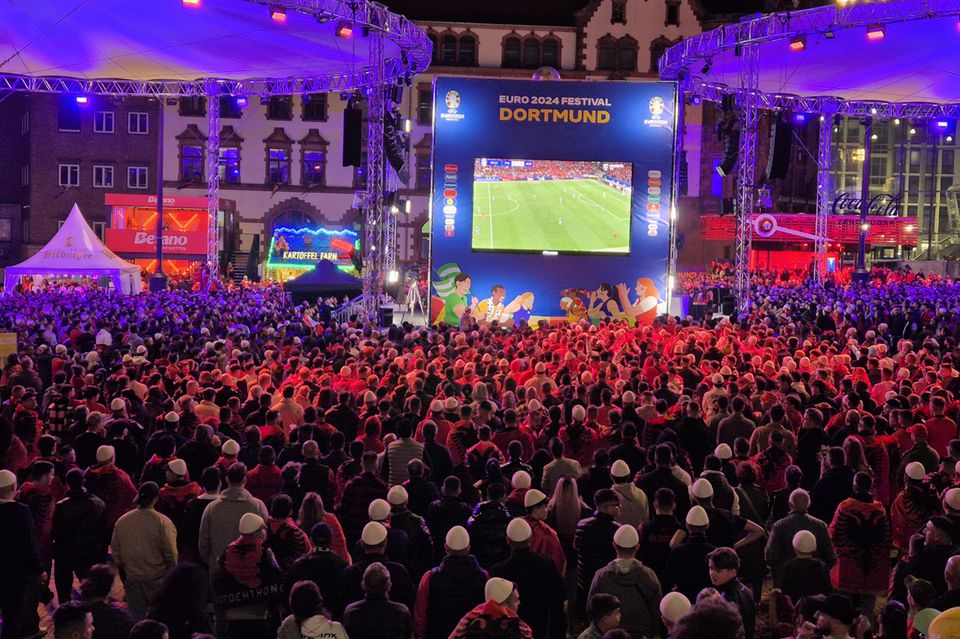 In Dortmund schauen tausende Menschen auf einem großen Bildschirm ein Spiel der Fußball-EM 2024