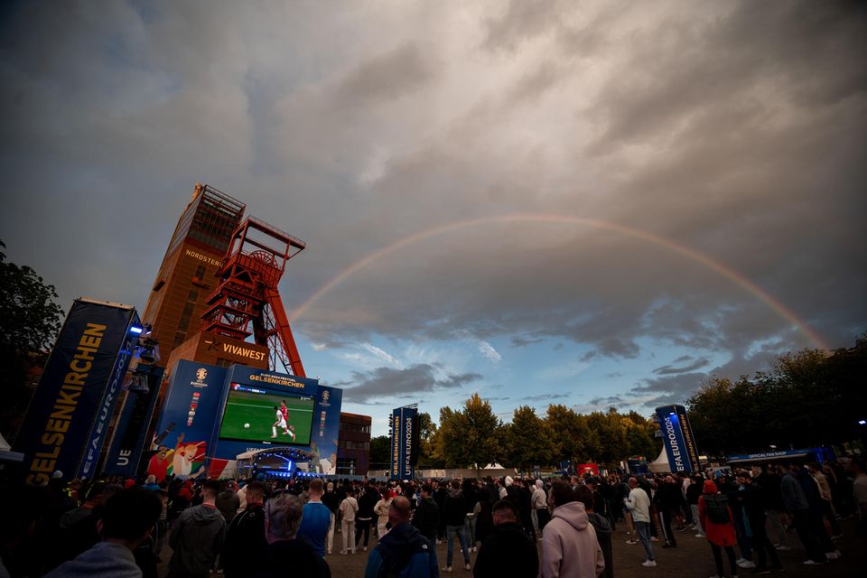 In Gelsenkirchen über dem Public Viewing Areal zur EM 2024 im Nordsternpark ein Regenbogen zu sehen