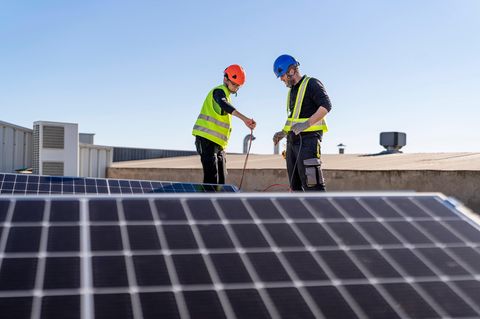 Elektroinstallateure montieren eine Solaranlage