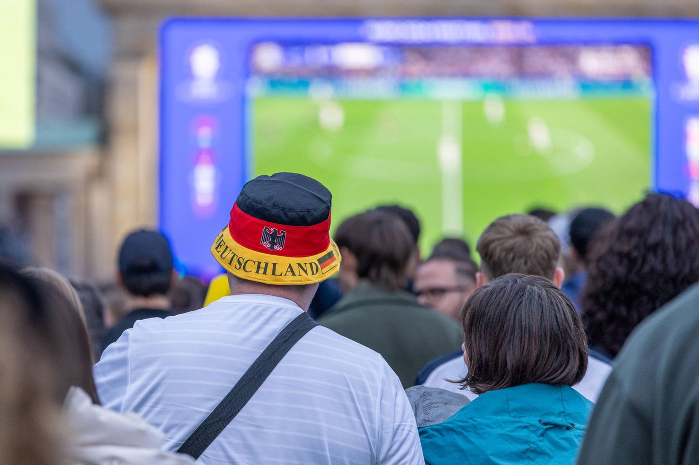 Fans auf der Fanmeile in Berlin