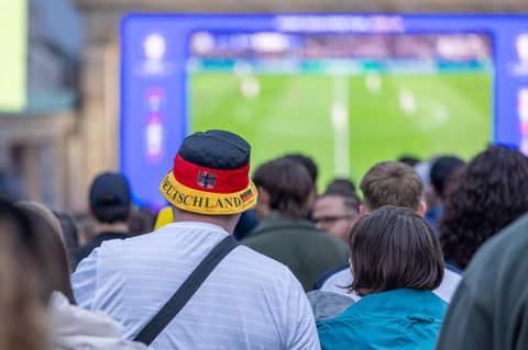 Fans auf der Fanmeile in Berlin
