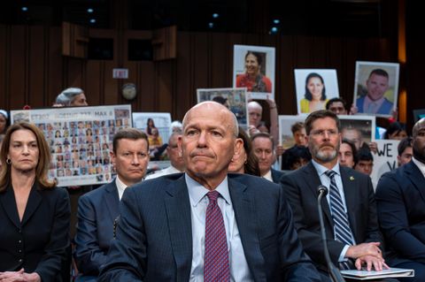 Vor den Augen der Demonstranten nimmt Boeing-CEO Dave Calhoun seinen Platz ein, um vor dem Senat auszusagen