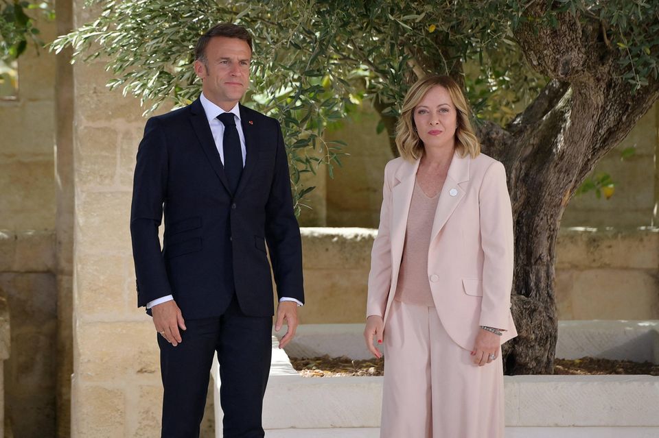 Frankreichs Präsident Macron und Italiens Ministerpräsidentin Meloni beim G7-Gipfel: Gegen beide Länder hat die EU-Kommission ein Defizitverfahren eröffnet