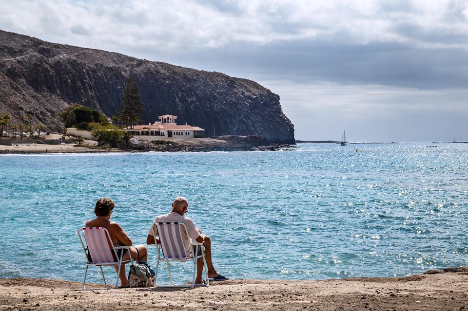 Älteres Paar am Strand von Los Cristianos auf Teneriffa