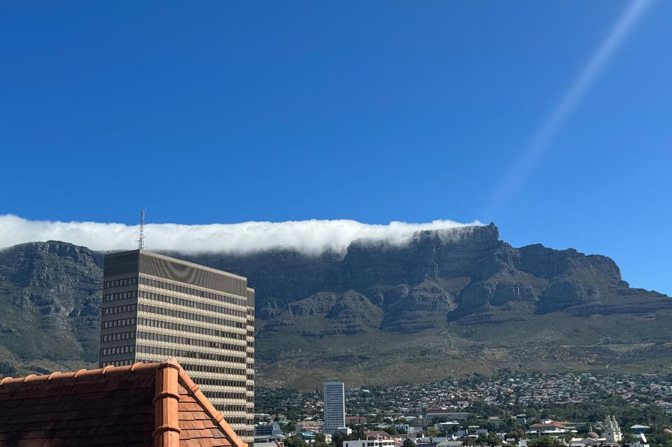 Spektakel vor dem Zimmerfenster – Wolken, die sich wie ein Tischtuch über den Tafelberg legen