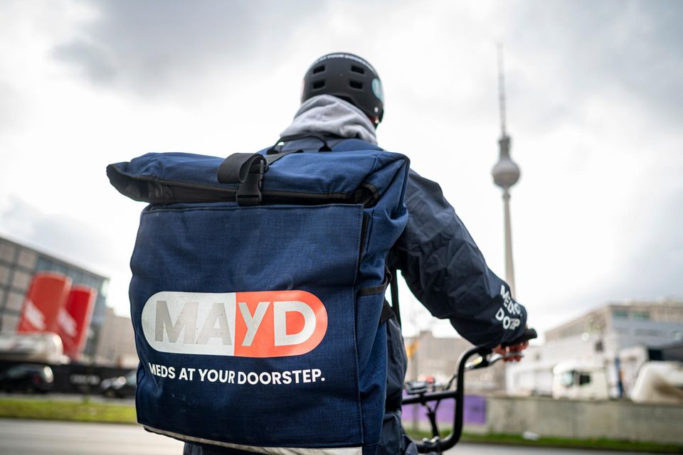 in Fahrer des Medikamenten-Lieferservice Mayd steht in Berlin-Mitte